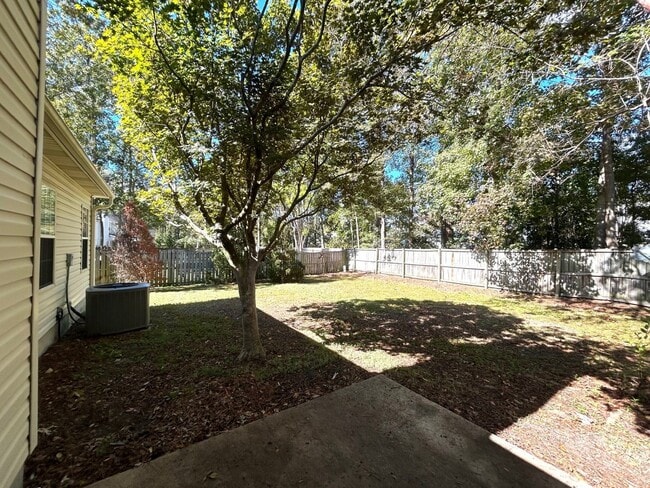 Building Photo - Spacious 3BR/2BA home in the highly desire...