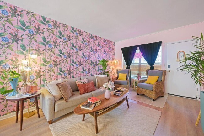 Building Photo - 315 Van Buren St