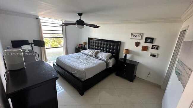 Building Photo - 2500 NE 135th St