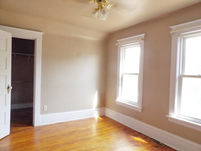 Building Photo - 3 Bedrooms | 2 Bathrooms Near UofM
