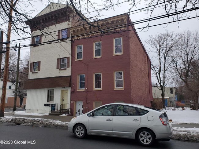 Building Photo - 72 Ontario St