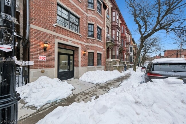 Building Photo - 52 James St