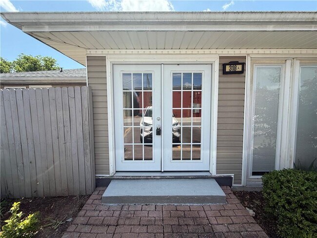 Building Photo - 318 E Pickens Rd