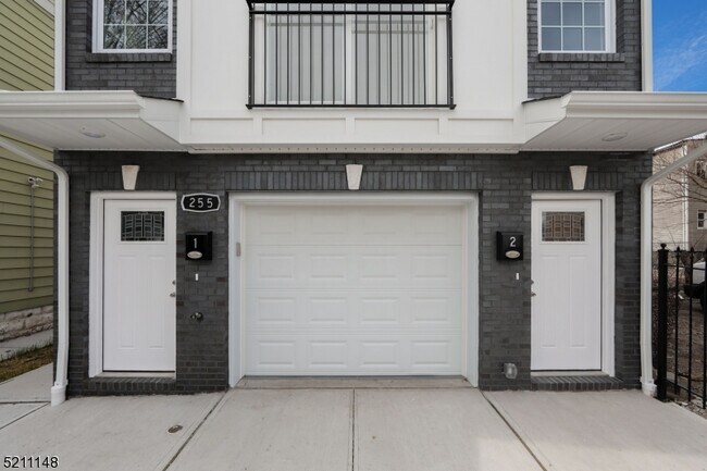 Building Photo - 255 Chadwick Ave