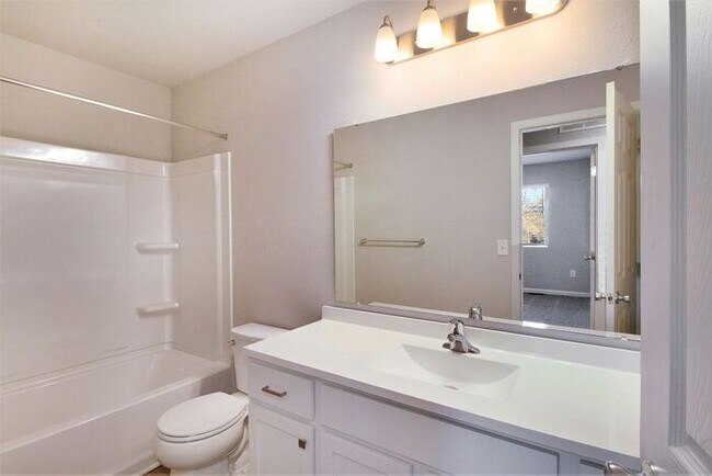 Building Photo - 2212 Macatawa Ln