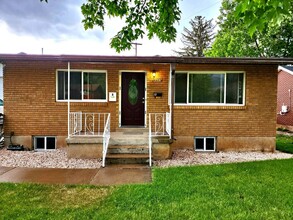 Building Photo - Beautifully updated duplex with parking an...