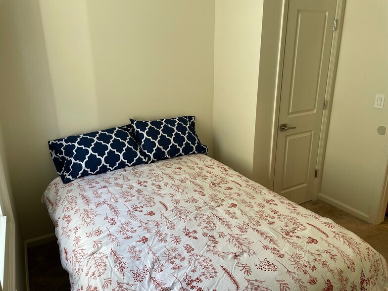 Bedroom 2 - Double bed - 140 Fabyan Pl