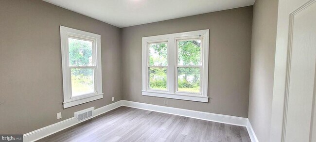 Building Photo - 104 Middleneck Ln