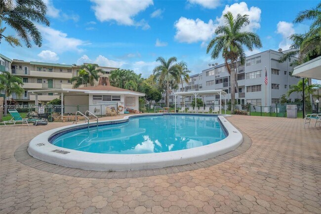 Building Photo - 1333 E Hallandale Beach Blvd