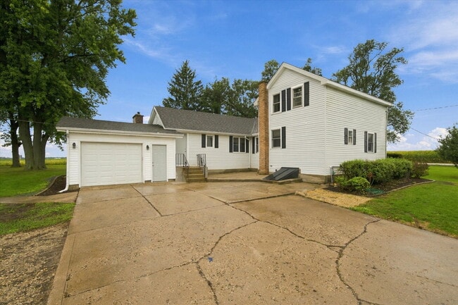Building Photo - 3-Bed, 1-Bath Country Home in McHenry