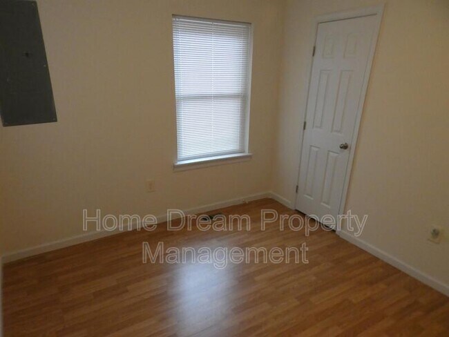 Building Photo - 930 Bryant Ave