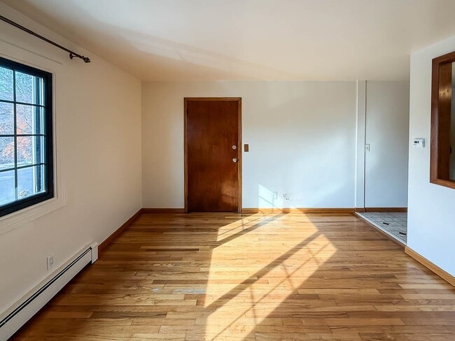 Building Photo - 14 Suburbia Ct