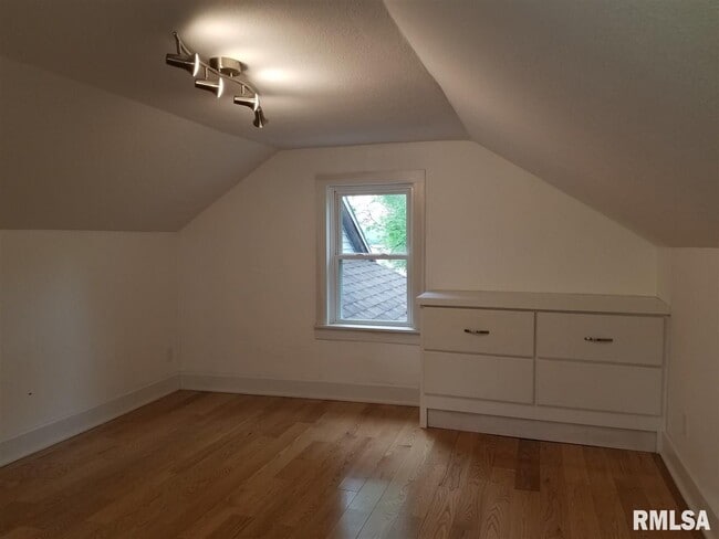 Building Photo - 118 Dodge St