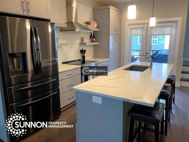 Building Photo - Modern 2 BR 2.5 BA Townhome with Rooftop D...