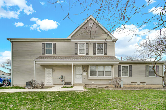 Primary Photo - 2301 Knollwood Cir