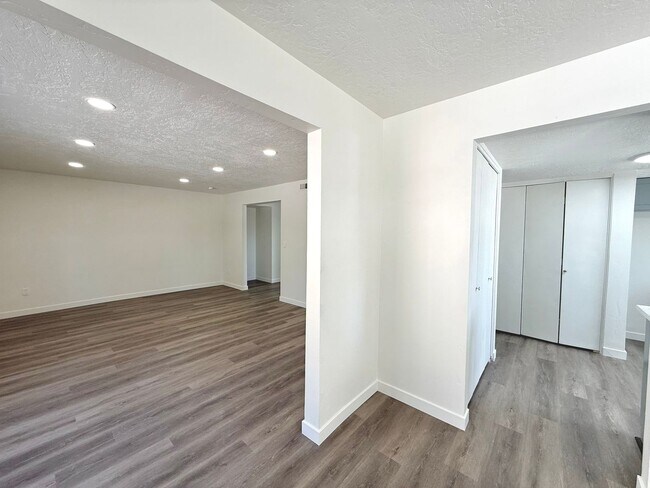 Building Photo - Open House June 20th | 3 Bedroom Townhome in Holladay
