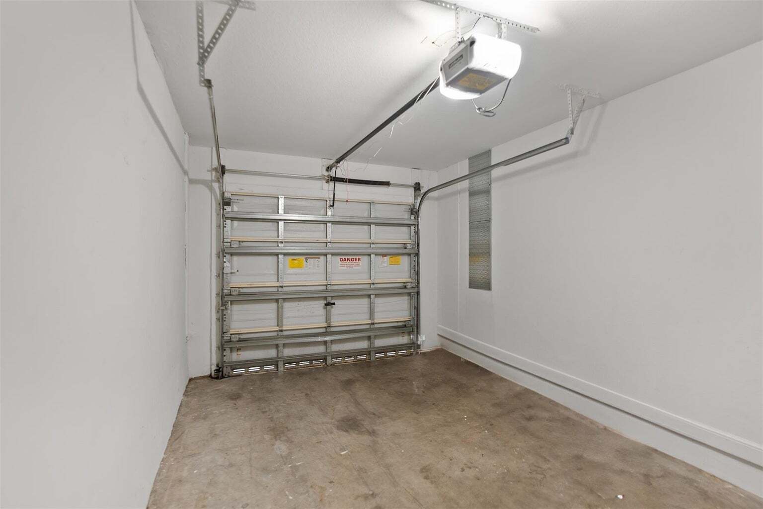 Building Photo - 6094 Live Oak Ct