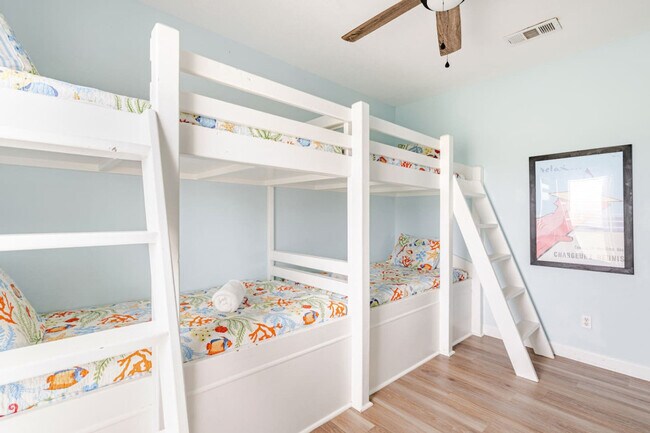 Building Photo - 994 Dolly St