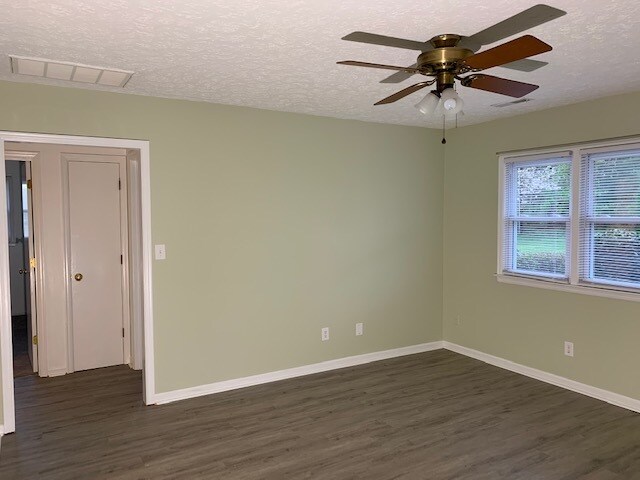 Living Room - 1507 Traylor Ln