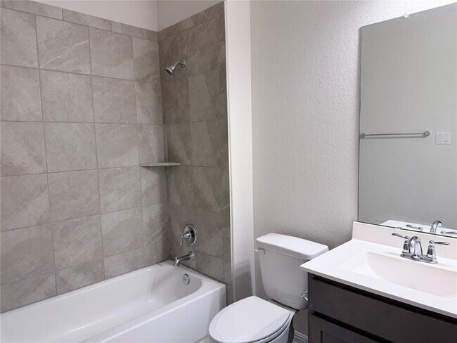 Building Photo - 605 Elm Green St