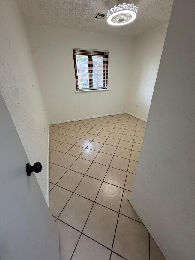 Building Photo - 5607 NW Beechwood Dr