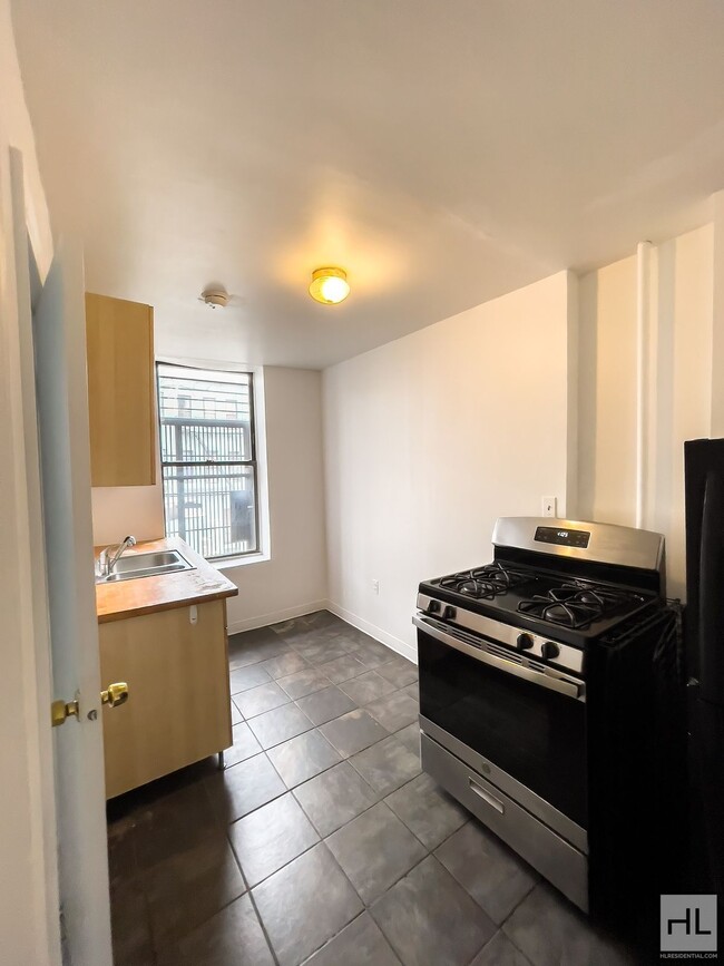 Building Photo - Spacious Bushwick 2-Bed 1-Bath / Maria Her...