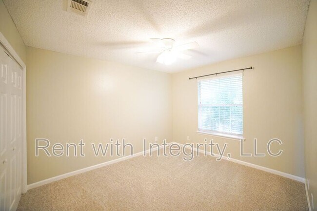 Building Photo - 1100 Greentree Ct