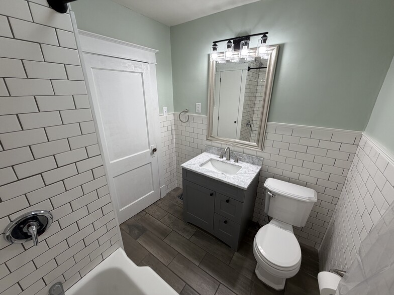 Building Photo - 2222 Duncan St