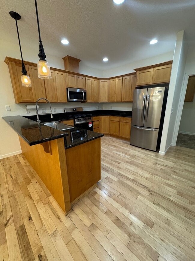 Building Photo - 3 Bedroom 2 Bath at Astoria