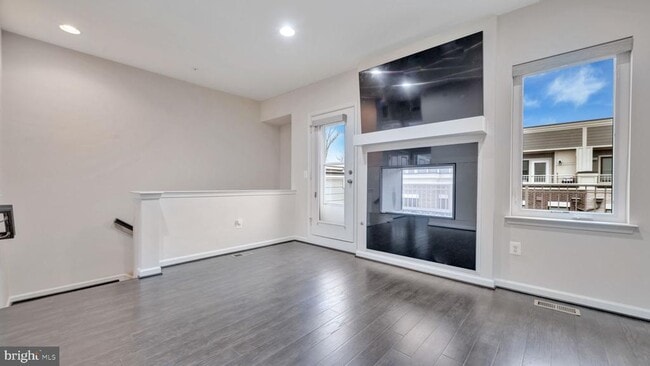 Building Photo - 513 Riversail Ln