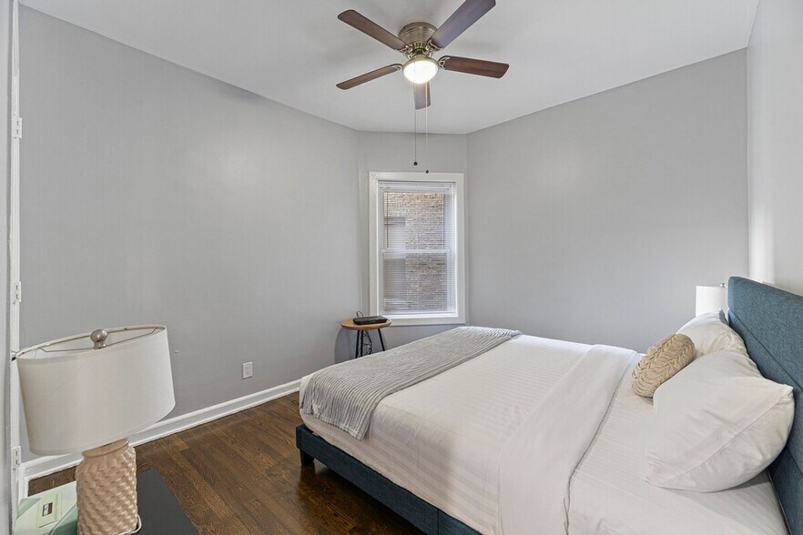 Building Photo - 907 W Agatite Ave