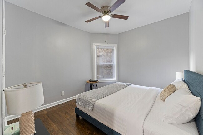 Building Photo - 909 W Agatite Ave