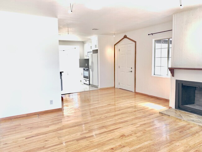 Building Photo - Beautiful 3 Bed + 2 Bath + Den/Office + Backyard