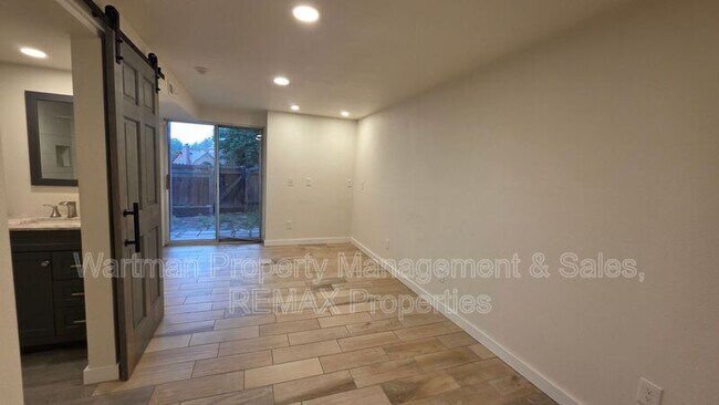 Building Photo - 6818 Ravencrest Dr