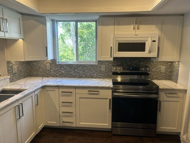 Building Photo - Luxury living with an Intracoastal view and direct access to dock, marina and lift