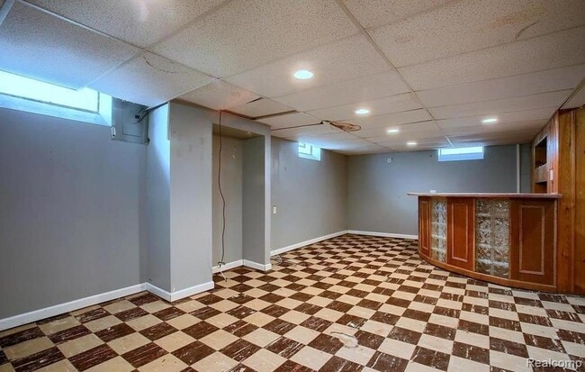 Building Photo - 348 E Maplehurst Ave
