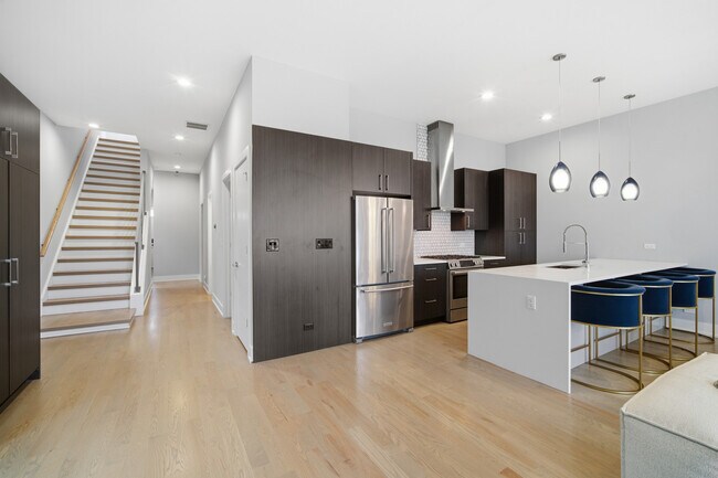 Building Photo - 725 W 17th St