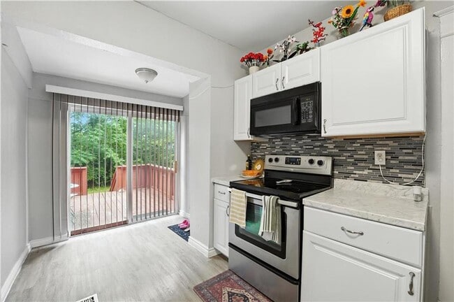 Building Photo - Great 2 bedroom 2 FULL bathrooms remodeled...