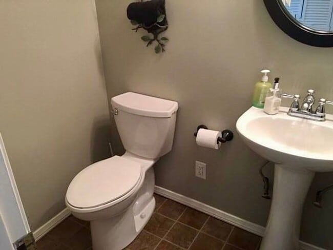 Building Photo - 231 Grove Dr