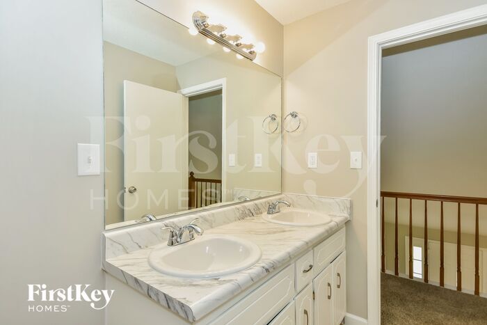Building Photo - 609 W Creek Dr