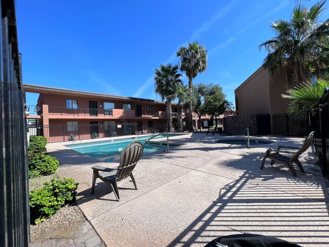 Building Photo - ***MOVE IN SPECIAL**Prime Location in Scot...