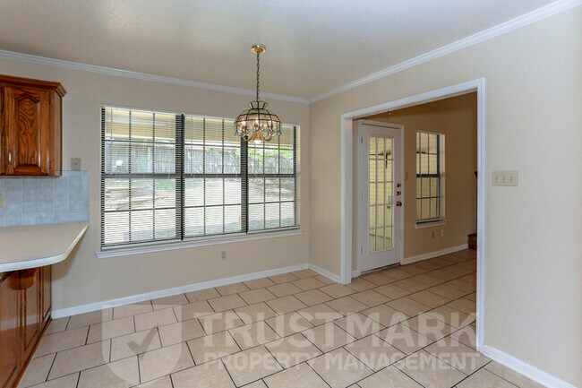 Building Photo - 800 Silver Creek Dr