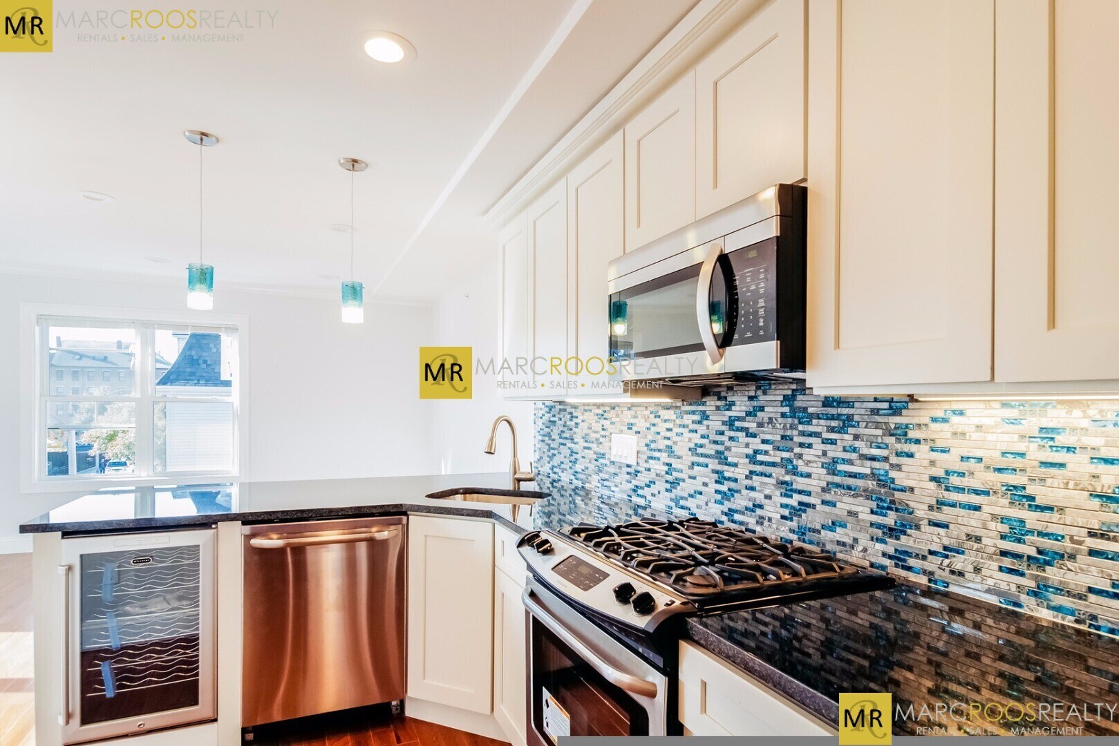 Building Photo - 230 Maverick St