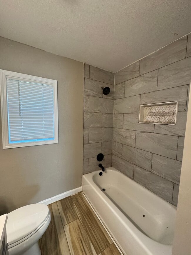 Building Photo - 3 Bedroom / 1 Bath Available Now in Jonesboro