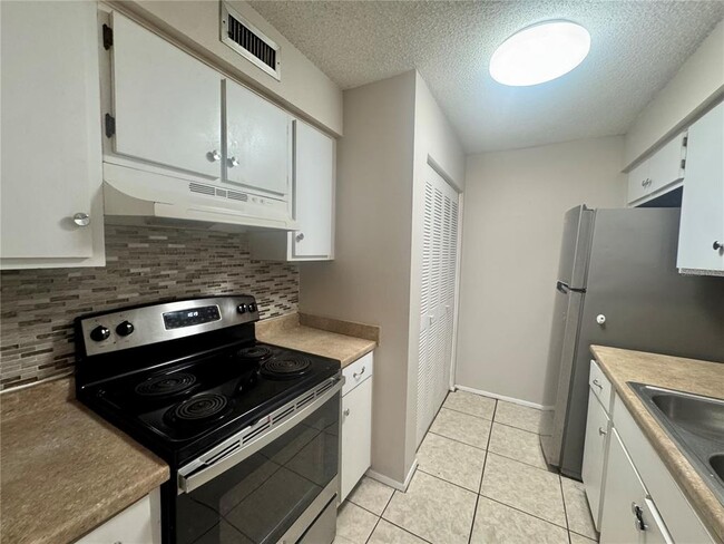 Building Photo - 5503 Pokeweed Ct