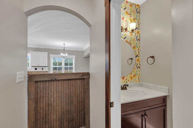 Building Photo - Large home in Swansboro School District