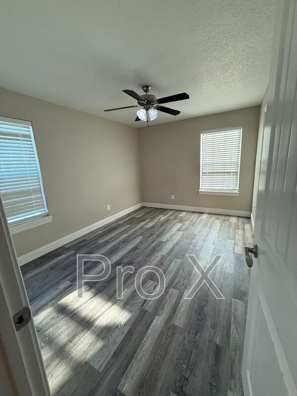 Building Photo - 1414 E 6th St