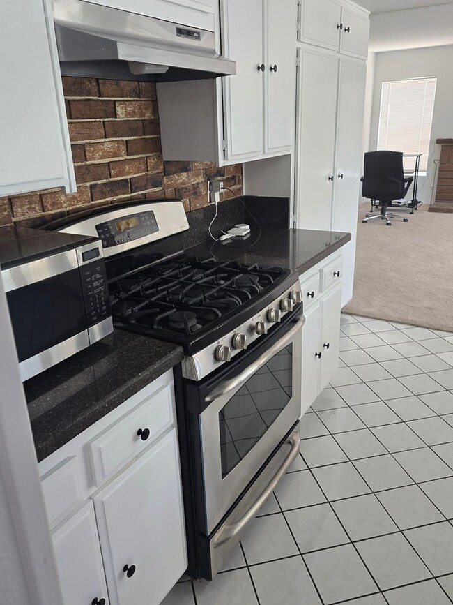 Building Photo - BEAUTIFUL 4 BEDROOM 3 BATH HOUSE. MOVE IN ...
