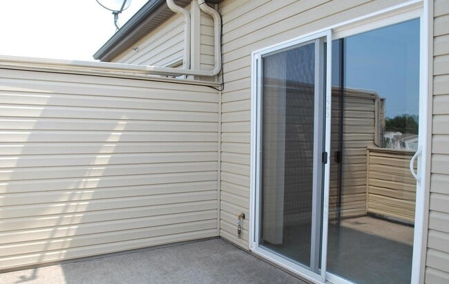 Building Photo - Stylish townhouse in ideal Frederick locat...