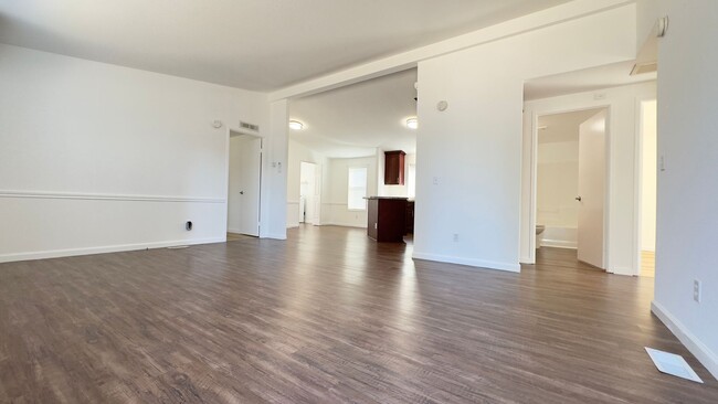 Building Photo - Lakeview 3 Bedroom Home with A/C , LVP Flo...